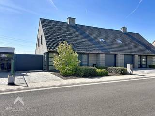 <p>Energiezuinige halfopen bebouwing in een rustige en kindvriendelijke omgeving bestaande uit een inkomhal met gastentoilet, gezellige leefruimte met eet-en zithoek + houtkachel, ruime uitgeruste keuken met eetplaats, garage met sectionale poort + wasplaats en een zuidwest gerichte tuin met een groot aangelegd terras en losstaande garage/tuinberging + overdekte lounge. Op het verdiep zijn 3 volwaardige slaapkamers, ingerichte badkamer (inloopdouche, ligbad, toilet en lavabo) en een trapluik naar de bergzolder.</p>
<p>Extra troeven:</p>
<ul>
<li>Energiezuinig</li>
<li>Alarm verisure</li>
<li>Voorzien van 20 zonnepanelen</li>
<li>Thuisbatterij</li>
<li>Conforme keuring elektriciteit</li>
<li>Regenwaterput van 7.000L</li>
<li>Aangelegde voortuin met private oprit voor meerdere wagens en elektrische poort</li>
<li>Instapklaar</li>
</ul>
<p></p>
<p>Deze woning is te koop ZONDER makelaar via het concept van Smart Houses! Wenst u verdere inlichtingen of bezoek? Contacteer rechtstreeks de eigenaar via 0471/88.64.01 (bereikbaar na 18u)</p>