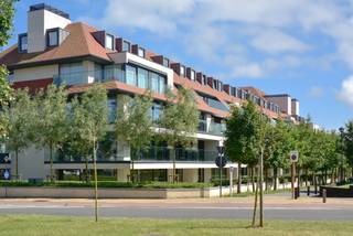 Uitzonderlijk appartement in de befaamde residentie &amp; hotel in “La Rive - La Réserve”, met uitzicht op het Zegemeer.<br />Dit uitzonderlijke appartement werd met uiterst luxueuze materialen afgewerkt in 2022 en bevindt zich in de westvleugel.<br /><br />Indeling van het appartement:Indeling: inkomhal en dienstingang met wc, zeer ruime woonkamer uitgevend op zonnige terrassen op westgevel en deels zuid met lateraal zicht op het Zegemeer. De slaapkamers zitten alle op de oostgevel en geven met schuifdeuren uit op brede terrassen waar u van de ochtendzon kunt genieten met zicht op de pas heraangelegde tuin. Volledig uitgeruste open Siematic keuken, zeer ruime leefruimte (112m²), 3 slaapkamers met de mogelijkheid tot het creëren van een 4<sup>de</sup> slaapkamer, slaapmogelijkheid tot 12 personen, 2 badkamers, wc, ligbad en inloopdouche, dubbele zeer ruime wasruimte/berging.<br /><br />Het appartement beschikt verder over een ruime kelderberging en gemeenschappelijke fietsenberging in de residentie. <br />Mogelijkheid tot aankoop van een garagebox voor 4 wagens naast elkaar in de residentie, voorzien met laadpaal. Een topgarage en makkelijk inrijbaar.<br />Deze unieke kans biedt luxe, ruimte en comfortabel wonen.<br />[EPB: 64 kWh / m² jaar - 31043-G -2015_602/EP16647/A001/D01/SD023.