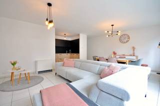 Situé au cœur d'Avelgem, cet appartement rénové bénéficie d'un emplacement de choix. Les commerces, les restaurants, les écoles et les transports en commun sont accessibles à pied, ce qui garantit un cadre de vie confortable et pratique.<br /><br />Agencement : le hall d'entrée, doté de toilettes séparées pour les invités, donne accès au salon et à la salle à manger lumineux. À côté se trouve la cuisine moderne et rénovée, équipée de tous les appareils nécessaires, ainsi qu'un débarras pratique. L'appartement dispose également d'un agréable balcon où vous pourrez profiter d'un moment de tranquillité.<br /><br />Il y a également une chambre spacieuse et une salle de bains récemment rénovée avec lavabo, douche à l'italienne et placards intégrés. Ces placards offrent la possibilité d'y installer une machine à laver.<br /><br />Supplément : lors de la vente, le mobilier présent peut être inclus, vous laissant, en tant qu'acheteur, la liberté de le reprendre ou non sans supplément de prix.<br /><br />De plus, l'appartement dispose de certificats favorables, avec un label EPC C et un certificat de conformité électrique.<br /><br />Plus d'informations ? Contactez Els Callewaert au 0478 61 64 34 ou à l'adresse els@immoroman.be<br />
