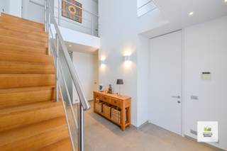 INSTELPRIJS (*): Centraal gelegen in het centrum van Zwevezele. Interessant is dat de woning en de praktijk een afzondelijke ingang hebben...
