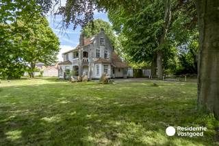 Welkom in de Ganzevijverstraat 2, een uitzonderlijk perceel van maar liefst 2.702 m², lokaal gekend als “het Wit Kasteeltje”. Een eigendom met een bijzonder karakter, waar ruimte, groen en rust samenkomen en dit op een uiterst centrale locatie in het hart van Torhout.<br /><br />Wat deze eigendom zo uniek maakt, is het rijke groene karakter. Het perceel wordt omringd door talrijke volwassen bomen, die zorgen voor een bijna sprookjesachtige sfeer en een bijzonder gevoel van privacy. Achter de groene omgeving schuilt een unieke kans om een eigendom naar eigen smaak te creëren.<br /><br />Het bestaande gebouw kan worden gesloopt, waardoor de mogelijkheid ontstaat om hier een nieuwe open bebouwing te realiseren. Denk bijvoorbeeld aan een lange, sfeervolle oprit die zich een weg baant tussen de volwassen bomen, met achteraan een prachtige woning die volledig opgaat in het groen. Een unieke woonomgeving waar rust en natuur centraal staan, zonder in te boeten aan bereikbaarheid.<br /><br />En net die ligging maakt deze eigendom bijzonder: wonen te midden van het groen, pal in het centrum van Torhout. Winkels, supermarkten, scholen, openbaar vervoer en tal van andere voorzieningen bevinden zich op korte afstand.<br /><br />Warm geworden van deze uitzonderlijke eigendom? Contacteer ons vandaag nog voor een bezoek of meer informatie!<br /><br />De vermelde prijs is een richtprijs, elk bod hoger of lager dan deze prijs wordt voorgelegd aan de eigenaar die zich het recht voorbehoudt om dit te aanvaarden of te weigeren