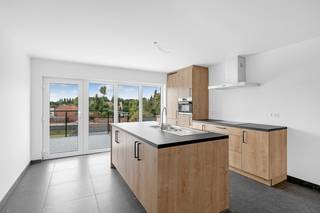 Op een uitstekende locatie te Schriek bevindt zich dit prachtig appartement met 2 slaapkamers en leuk terras. Het appartement is grondig...