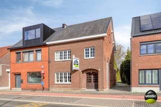 KARAKTERVOLLE WONING MET RUIME TUIN EN TAL VAN MOGELIJKHEDEN IN HET CENTRUM VAN NIEUWERKERKEN.<br /><br />Bent u op zoek naar een woning met ruimte en potentieel? Deze halfopen bebouwing, gelegen in het hart van Nieuwerkerken, biedt een unieke kans voor wie op zoek is naar een renovatieproject met een sterke basis.<br /><br />De woning bevindt zich op een centrale ligging, op wandelafstand van winkels, school en andere voorzieningen.<br /><br />Bij het betreden van de woning komt u terecht in een inkomhal die toegang geeft tot de ruime en lichtrijke leefruimte. De woning biedt tal van mogelijkheden om de indeling en afwerking volledig naar eigen smaak te moderniseren.<br /><br />Aansluitend bevindt zich de keuken met zicht op de tuin, ideaal om om te vormen tot een hedendaagse leefkeuken.<br /><br />Op de verdieping beschikt de woning over meerdere volwaardige slaapkamers en een badkamer.<br /><br /><strong>Extra troef: ruime zolder met uitbreidingsmogelijkheden</strong><br />De woning beschikt over een volwaardige zolderverdieping die zich uitstrekt over de volledige bovenverdieping. Dankzij de stevige betonwelfsels biedt deze ruimte een uitstekende basis voor verdere inrichting.<br /><br />Met een geschatte totale oppervlakte van ca. 56 m², waarvan ongeveer 42 m² bruikbaar, kan deze zolder perfect worden omgevormd tot twee extra slaapkamers, een speelruimte of hobbyruimte.<br /><br />Bovendien werd in de directe omgeving reeds een dakuitbreiding gerealiseerd (zie aanpalend pand), wat bijkomende mogelijkheden biedt om – mits het verkrijgen van de nodige vergunningen – de zolder verder uit te bouwen tot een volwaardige extra verdieping. Dit vormt een belangrijke meerwaarde voor (jonge) gezinnen of wie op zoek is naar extra woonruimte op termijn.<br /><br />Aansluitend beschikt deze eigendom over een diep perceel van 8a 29ca (± 90 meter diep). Via de oprit bereikt u de achterliggende tuin, waar u in alle rust en privacy kan genieten. Achteraan bevinden zich bovendien bijgebouwen, ideaal voor opslag, hobbyruimte of atelier.<br /><br />Pluspunten van deze woning:<br />+ Volwaardige zolder met uitbreidingspotentieel (tot 2 extra kamers)<br />+ Mogelijkheid tot dakuitbreiding (zie aanpalend pand, mits vergunning)<br />+ Achterliggende garage<br />+ Grote en lichtrijke ruimtes<br />+ Alles op wandelafstand (winkels, school, voorzieningen)<br />+ Diep en recht perceel<br />+ Tal van renovatiemogelijkheden<br /><br />Voor meer info of een bezoek ter plaatse, contacteer ons op 0478 30 04 25 of mail naar michiel@vestio.com