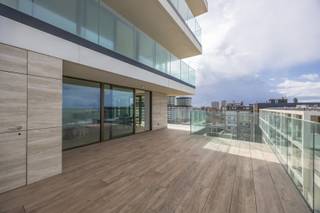 NIEUWBOUW APPARTEMENT MET TWEE SLAAPKAMERS EN GROOT TERRAS MET FRONTAAL ZEEZICHT<br />In de residentie Arthur bieden wij u een uniek appartement aan op de 7e verdieping. Dit appartement bestaat uit een inkomhall, een ruime woonkamer met een uitzonderlijk ruim terras met frontaal zeezicht, een volledig uitgeruste open keuken, twee slaapkamers, een badkamer, afzonderlijk toilet en een berging. Vanuit de woonkamer en het enorme terras heeft u uniek zeezicht.
<ul>
<li>Binnenoppervlakte: 102,09 m² en terrassen : 71,20 m²</li>
<li>E-peil minder dan 40</li>
<li>Hoogwaardige luxueuze afwerking</li>
<li>Mogelijkheid tot aankoop van garages, autostandplaatsen en bergingen</li>
<li>ruime fietsenberging in de residentie</li>
<li>vloerverwarming</li>
</ul>