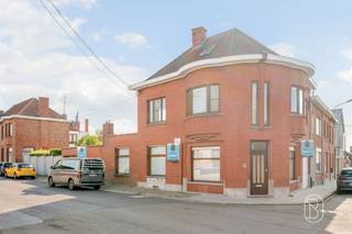 Grote en stevige woning op slechts een steenworp afstand van het dorpscentrum.Dit huis, dat in uitstekende staat verkeert maar wel gerenoveerd moet worden, is als volgt ingedeeld.BEGANE GROND: Een hal die toegang geeft tot een zithoek, een woonruimte met een woonkamer die uitkomt op een ingerichte keuken, een badkamer, een veranda, twee garages en een tuin met een zeer gunstige ligging.VERDIEPING: Een overloop die toegang geeft tot drie slaapkamers.ZOLDER: Een ruime ruimte die geschikt is voor de inrichting van twee extra grote slaapkamers.