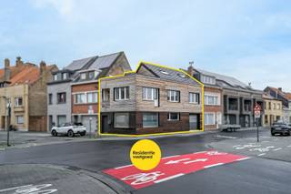 Recent gerenoveerde hoekwoning in Stene met garage, koer en dakterras.Bij het betreden van de woning kom je terecht in een ruime inkom met trap naar...