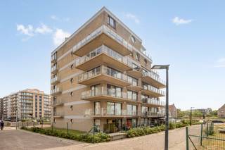 <u><em><strong>Geniet van dit instapklare gelijkvloers appartement in Residentie Maurice Calmeyn.</strong></em></u><br /><br />De ruime leefruimte beschikt over een mooie laminaat parketvloer en een sfeervolle houten accentmuur.<br />Dankzij de grote glaspartijen is er een directe toegang tot het zongerichte en aangename terras waar u heerlijk buiten kunt zitten.<br /><br />De open en modern ingerichte keuken sluit naadloos aan op de leefruimte. De keuken is strak wit afgewerkt, biedt veel kastruimte en is voorzien van hedendaagse inbouwtoestellen. Een op maat zwart-stalen glazen deur scheidt de keuken netjes af van de inkomhal.<br /><br />De ruime slaapkamer is praktisch ingericht met een grote open kastenwand.<br /><br />De badkamer beschikt over een ligbad en een lavabomeubel.<br />Daarnaast beschikt het appartement over een apart toilet.<br /><br />Tot slot is er een praktische berging aanwezig met een aansluiting voor uw wasmachine.<br />Het appartement is tevens voorzien van een waterverzachter met geïntegreerde lekdetectie.<br /><br /><strong>TROEVEN:</strong>
<ul>
<li>Aangenaam terras</li>
<li>Gelegen op 300m van het strand</li>
<li>Volledig instapklaar en modern afgewerkt</li>
</ul>
<br /><strong>Extra comfort en energiezuinige voorzieningen:</strong>
<ul>
<li>Alle accumulatietoestellen werden vervangen door een efficiënte doorstromer voor warm water.</li>
<li>De verwarmingsradiatoren werden vervangen door energiezuinige elementen van het kwaliteitsmerk Aterno.</li>
<li>De waterverzachter is uitgerust met een automatische lekdetectie voor extra veiligheid.</li>
</ul>
<br /><span>Met de installatie van een warmtepomp kan het appartement een gunstig EPC-label B behalen (156 kWh/m² jaar). <br />Offertes voor de upgrade van energielabel D naar B zijn reeds beschikbaar, met een geraamde kostprijs van ca. € 3.200 à € 3.500.<br />De aanvraag voor de plaatsing werd reeds ingediend en goedgekeurd tijdens de algemene vergadering van oktober 2025.</span>