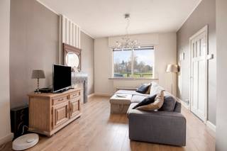 Achter de karaktervolle gevel van deze halfopen bebouwing schuilt een woning boordevol authentieke elementen en charme. Gelegen op een mooi...