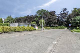 Dans un quartier résidentiel calme de Rumbeke, près du célèbre Sterrebos, nous trouvons cette maison de plain-pied individuelle de 1971 sur un...