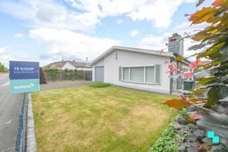 Deze open bebouwing uit 1968 bevindt zich op een perceel van 712 m² en biedt een bewoonbare oppervlakte van 209 m² (volgens het EPC-attest). De woning geniet van een uitstekende bereikbaarheid dankzij de nabijheid van diverse winkels en een vlotte aansluiting op de snelwegen en verbindingswegen. INDELING: De ruime inkomhal die vlotte toegang biedt tot verschillende ruimtes, waaronder de kelder, badkamer (voorzien van 2de toilet, lavabomeubel en doucheruimte), inpandige garage en leefruimte. De royale leefruimte is ingedeeld in een sfeervolle zithoek en een eetgedeelte dat naadloos aansluit op de keuken met eetplaats. Tevens zijn er ook nog 2 slaapkamers en achterliggende veranda voorzien op het perceel. De zuidoostelijk georiënteerde tuin is uitgerust met een veranda die naadloos overgaat in het groene buitengebeuren. Tot slot is er ook nog een ruim tuinhuis achterliggend aanwezig. EXTRA: <br />Dit is een vanafprijs, elk bod vanaf 320.000EUR of hoger wordt voorgelegd aan de eigenaar die dit al dan niet kan aanvaarden! | EPC-label D (geen renovatieplicht) | Regenwater aanwezig | CV op gas | Extra opbergzolder. Voor meer info en foto's, surf naar www.bordes.be