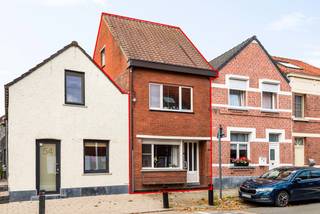 Instapklare, volledig gerenoveerde gezinswoning (3 slpk- recente badk) met stadstuintje en achteringang voor fietsen, ideaal gelegen in het centrum van Essen. EPC 231<br /><br />Ideaal al investering: geen vaste kosten zoals bij een appartement, en toch 3 slaapkamers. Momenteel verhuurd, huurster wenst te blijven wonen indien het verkocht wordt als investering. Zéér laag KI: 666, bijgevolg zeer lage jaarlijkse onroerende voorheffing.