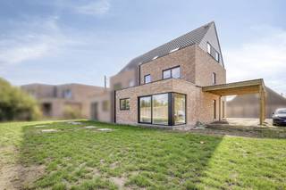 Afgewerkte nieuwbouwwoning te koop in Desselgem. Deze woning werd volledig afgewerkt, en geniet van 3 kamers (mogelijkheid tot 2 extra kamers)...