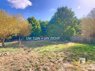 <p><span>Bouwgrond te koop Rust en Natuur nabij Tessenderlo-Ham en Laakdal</span></p><p><span>BOUW HIER UW WONING EN GENIET VAN RUST EN NATUURPRACHT!!</span></p><p><span>Ontdek deze prachtige bouwgrond van 1.866 m², ideaal gelegen voor wie houdt van rust en natuur, maar toch vlotte verbindingen belangrijk vindt. Met een perceelbreedte van 18 meter biedt dit terrein tal van mogelijkheden voor het realiseren van jouw droomwoning.</span></p><p><span>Ligging en omgeving:</span></p><ul><li><span>Gelegen aan de N174, met gemakkelijke toegang tot omliggende gemeenten.</span></li><li><span>Slechts 5 km van het centrum van Tessenderlo-Ham, 6,4 km van het centrum van Laakdal en op 7,4 km van de oprit naar de E313 richting Antwerpen.</span></li><li><span>Diest bereik je op slechts 9,8 km.</span></li><li><span>De bouwgrond ligt nabij het natuurreservaat Gerhagen en is omringd door bosrijke gebieden en weilanden. Ideaal voor natuurliefhebbers en wandelaars.</span></li></ul><p><span>Troeven van het perceel:</span></p><ul><li><span>Noordoostelijke oriëntatie aan de achterzijde, perfect voor ochtend- en avondzon in de tuin.</span></li><li><span>Het perceel grenst aan twee bestaande woningen, wat privacy en een gezellige buurt garandeert.</span></li><li><span>Een bos ligt direct achter het perceel, dat ook via de achterzijde bereikbaar is ideaal voor wandelingen of recreatie.</span></li><li><span>Ondanks de ligging aan een drukkebaan, geniet je hier van een rustige omgeving dankzij de natuurlijke buffer van bossen en weilanden.</span></li></ul><p><span> </span></p><p><span>Bouwvoorschriften:</span></p><ul><li><span>Straatbreedte van ca. 18 m;</span></li><li><span>Gevelbreedte mogelijk van ca. 12m;</span></li><li><span>Een bouwoppervlakte van ca. 204m²;</span></li><li><span>Maximale bouwdiepte van 17 meter gelijkvloers en 12m op verdieping;</span></li><li><span>Maximum 2 bouwlagen;</span></li><li><span>Zijdelingse bouwvrije stroken van minstens 3 meter;</span></li><li><span>Bouwlijn 17 meter uit wegas;</span></li><li><span>Dakvorm hellend;</span></li></ul><p><span>Samengevat:</span><span> Deze bouwgrond combineert een strategische ligging met rust en natuur. Of je nu houdt van buitenactiviteiten, of gewoon op zoek bent naar een plek waar je tot rust kan komen, hier vind je het allemaal. Dankzij de nabijheid van belangrijke invalswegen en het centrum van omliggende steden geniet je van het beste van beide werelden.</span></p><p><span>Interesse?</span><span> Aarzel niet en neem vandaag nog contact op voor meer informatie of een bezoek ter plaatse!</span></p><p><span>Bel Immodiest 013/31.25.22</span></p>