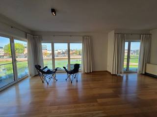 What a view !!!!! Prachtig gelegen hoekappartement aan de meer dan gegeerde Leieboorden !! Op de 2de verdieping en bestaande uit hal met vestiaire en apart toilet. Ruime living met parketvloer met heel veel raampartijen waar u telkens opnieuw een ander stukje van de prachtige Leie-arm kan ontdekken. Aparte ingerichte keuken met plaats voor eettafel. Twee volwaardige slaapkamers en een badkamer met dubbele lavabo en inloopdouche. Apart toilet en berging met wasplaats. Tevens ondergrondse standplaats en kelderberging inbegrepen in de prijs. Mooie buurt aan de Leie en het Oud Gerechtshof !  Het appartement werd volledig herschilderd, nieuwe inloopdouche en voorzien van verlichtingsarmaturen en gordijnen!!!!