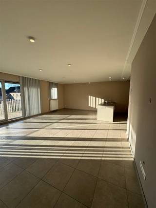 In het hart van Mol vind je dit prachtig, lichtrijk appartement op de 1ste verdieping.De ruime leefruimte is voorzien van screens aan de ramen, wat...