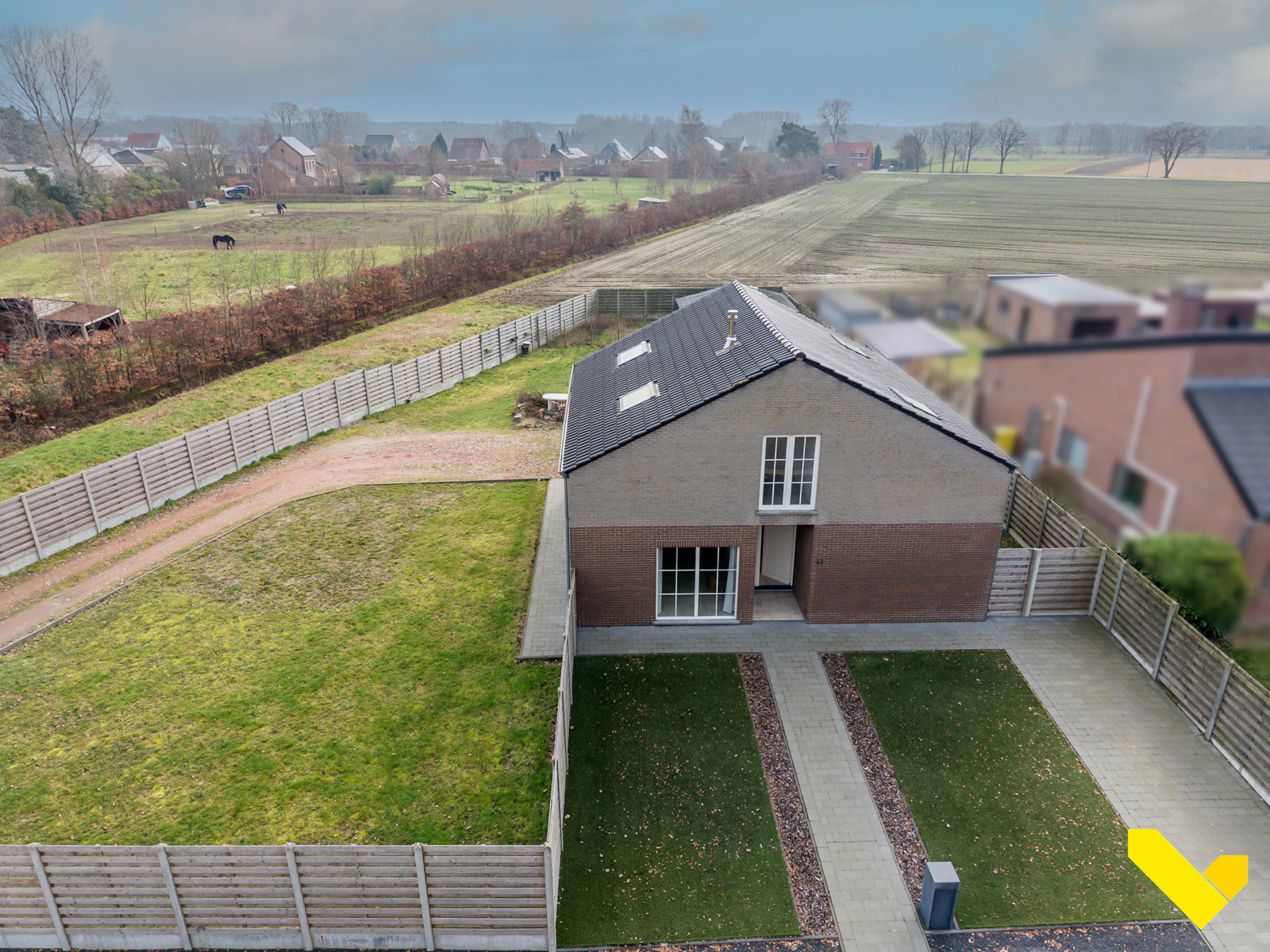 Gelijkvloerse woning met extra verdieping en ruime tuin. - foto 1