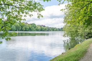 Century 21 ImmoNero presenteert: Dit prachtige begane grond appartement van 235m2 met alle comfort en luxe aan het meer van Genval met prive...