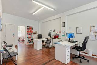 Located on the central Van Breestraat, this office space of 67 m² offers an ideal working environment. With large windows at the front, the...