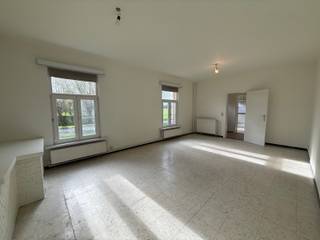 Deze ruime en instapklare woning is gelegen in een rustige buurt van Geel.Via de inkomhal betreed je één van de twee slaapkamers. Verder kom je...