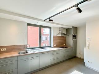 Gezellige woning in Heverlee met 1 slaapkamer<br />Deze gezellige woning biedt een praktische indeling verdeeld over twee verdiepingen.<br />Op de eerste verdieping bevindt zich de woonkamer met open keuken, een handige berging en een klein terras.<br />De tweede verdieping beschikt over een slaapkamer en een badkamer met douche, lavabo en toilet.<br />Huurprijs: € 950/maand<br />Meer info of graag een bezoek inplannen?<br />Mail naar claudia@immogve.be of bel 016/56.56.14.