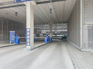 In een modern en goed onderhouden parkingcomplex aan het station van blankenberge bieden wij vier strategisch gelegen staanplaatsen aan. Deze opportuniteit is uitermate geschikt voor wie wil investeren in vastgoed met een onmiddellijk en bewezen rendement in een zone met hoge parkeerdruk.De bereikbaarheid van dit complex is optimaal. Gelegen nabij belangrijke invalswegen en het openbaar vervoer, zijn deze plaatsen zeer gegeerd door zowel pendelaars als omwonenden. Wie deze parkeerplaatsen wil kopen in blankenberge, kiest voor een zorgeloze investering zonder de onderhoudslasten van een traditionele woning.De overdracht van deze staanplaatsen gebeurt onder het stelsel van erfpacht, wat diverse financiële troeven biedt voor de koper:- Lagere investeringskost: Omdat u niet de volle eigendom van de grond koopt, is de instapprijs aanzienlijk lager.- Hoger netto-rendement: Door de lagere aankoopsom ligt het procentuele rendement op uw geïnvesteerd kapitaal vaak hoger.- Lange termijn zekerheid: U geniet van het volledige genotsrecht gedurende de looptijd van de erfpachtovereenkomst.Kortom, een slimme zet voor wie kapitaal veilig wil plaatsen in de regio Blankenberge. Deze verkoop biedt u de kans om eigenaar te worden van schaarse parkeerruimte op een toplocatie. Voor meer informatie over de huuropbrengsten of om deze locaties zelf te bezichtigen, kunt u contact opnemen met ons kantoorBestuursmaatregelen in het maatregelenregister: nee