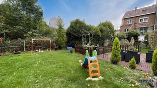 SOUS OPTION Dans une rue résidentielle calme à proximité du centre ville, belle maison classique joliment rénovée proposant de beaux volumes...