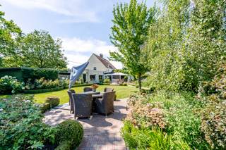 e koop: ruime halfopen bebouwing in Wielsbeke, gelegen in een groene en landelijke omgeving met vlotte verbindingen.
<p> </p>
<p>Deze charmante woning combineert karakter met hedendaags wooncomfort dankzij de nieuwe uitbouw van 2015 en de veranda. Het zeer ruime perceel met prachtige tuin biedt volop privacy en buitenruimte voor gezinnen en tuinliefhebbers. Binnen geniet u van een praktische indeling met meerdere leefruimtes, 3 slaapkamers en 2 badkamers. Bovendien beschikt de woning over een gunstig EPC-label B, wat zorgt voor extra energiezuinig wooncomfort. De rustige ligging in Wielsbeke, nabij invalswegen, maakt deze woning extra aantrekkelijk.</p>
<p> </p>
<p>• Inkomhal met toegang tot de leefruimtes<br />• Meerdere woonkamers met aangename lichtinval<br />• Keuken met praktische indeling<br />• Veranda met zicht op de tuin<br />• Berging voor extra opslagruimte<br />• Apart toilet<br />• 3 slaapkamers<br />• 2 badkamers<br />• Zolder met bijkomende mogelijkheden<br />• Carport met 2 staanplaatsen<br />• Aparte garage in het begin van de straat<br />• Zeer ruime tuin rondom de woning</p>
<p> </p>
<p>Troeven<br />• Zeer ruim perceel met prachtige tuin<br />• Nieuwe uitbouw van 2015<br />• Gunstig EPC-label B</p>
<p> </p>
<p>Neem vandaag nog contact op met je ERA-makelaar voor een bezoek.</p>
<p> </p>
<p>JOUW DROOMHUIS. ZO GEVONDEN!</p>
