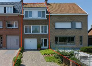 <p><span><strong>Aartselaar: Hoevelei 115.</strong></span></p><p><span><span>Bent u op zoek naar een woning die u volledig naar eigen smaak kan renoveren en inrichten? Dan is deze te renoveren bel-etage in Aartselaar ongetwijfeld een buitenkans.</span></span></p><p><span><span>Deze woning geniet van een uitstekende ligging tussen het centrum van Aartselaar en de A12, waardoor u profiteert van een vlotte verbinding naar Antwerpen, Brussel en de omliggende gemeenten. Bovendien bevinden winkels, scholen, openbaar vervoer en tal van andere voorzieningen zich op korte afstand.</span></span></p><p><span><span>Indeling:</span></span></p><ul><li><span><span>ruime inkomhal met vestiaire;</span></span></li><li><span><span>droge en afgewerkte provisiekelder;</span></span></li><li><span><span>grote garage met ruime achterliggende was- en stookruimte;</span></span></li><li><span><span>zeer ruime leefruimte met aansluitende eetkamer en keuken;</span></span></li><li><span><span>apart gastentoilet;</span></span></li><li><span><span>drie volwaardige slaapkamers (12, 12 en 22m2)</span></span></li><li><span><span>badkamer met toilet;</span></span></li><li><span><span>extra bergingsruimte;</span></span></li><li><span><span>praktische bergingszolder.</span></span></li></ul><p><span><span>Vooraan beschikt de woning over een oprit van circa 9 meter. Achteraan geniet u van een uitzonderlijk diepe tuin van ongeveer 360 m² (ca. 60 m x 6 m), momenteel voorzien van een serre en een tuinhuis. Deze prachtige buitenruimte biedt tal van mogelijkheden: van een royale gezinstuin over een speelparadijs voor kinderen tot de aanleg van een zwembad.</span></span></p><p><span><span>De aantrekkingskracht van Aartselaar blijft jaar na jaar bijzonder groot. Steeds meer gezinnen kiezen bewust voor deze groene en aangename gemeente omwille van de uitstekende mobiliteit, de hoge levenskwaliteit en de centrale ligging tussen Antwerpen en Brussel.</span></span></p><p><span><span>Dankzij de gegeerde ligging, de sterke vraag naar woningen in Aartselaar en het aanzienlijke renovatie- en uitbreidingspotentieel vormt deze eigendom een bijzonder interessante opportuniteit voor zowel gezinnen als investeerders.</span></span></p><p><span><span>U bent van harte welkom om deze woning vrijblijvend te komen bezichtigen na voorafgaande afspraak.</span></span></p>