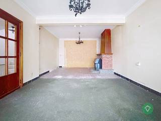 Deze woning is gelegen in het centrum van Koekelare op een grondoppervlakte van 174 m² en bestaat uit: inkomhal - living - keuken - kelder - berging...