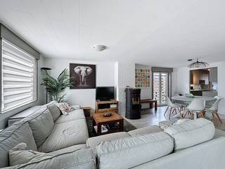 Alleenstaande vakantiewoning met garage en parking voor de deur nabij de uitgestrekte duinen en op wandelafstand van zee. Indeling: inkom, gezellige woonkamer, ingerichte keuken, 3 slaapkamers (waarvan 1 slaapkamer en de badkamer op het gelijkvloers), wasplaats, hobbyruimte, garage en 2 zonneterrassen.