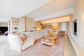 <p>Welkom in jouw nieuwe droomappartement!<br />Dit luxueuze appartement met hoogwaardige afwerking is gelegen in de gekende Lange Gasthuisstraat, een toplocatie in het historische hart van Antwerpen. Deze straat bevindt zich op een steenworp van dé winkelassen van de stad. In de directe omgeving geniet je van een uitgebreid aanbod aan gezellige cafés, restaurants en culturele hotspots.</p>
<p>Het appartement bestaat uit een zeer lichtrijke leefruimte dankzij de grote raampartijen. Het gebruik van marmer en mortex doorheen heel het appartement zorgen voor een luxueuze uitstraling. De openkeuken is voorzien van ruim eiland en kwalitatieve inbouwtoestellen, bovendien heeft u hier rechtstreeks toegang tot het ruime terras waar u kan genieten van verre zichten over de stad.</p>
<p>De riante suite is voorzien van een walk-in dressing en een ensuite badkamer met ruime inloopdouche, ligbad en twee wastafels.</p>
<p>Er is een ondergrondse parking bij aan te kopen in het gebouw.</p>
<p>Dit appartement vormt de perfecte combinatie van luxe, comfort en een uitzonderlijke ligging in het hart van de stad.</p>
<p>Interesse? Contacteer LISTED voor een bezoek: +32 3 283 51 51.</p>