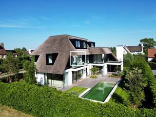 In een residentiële en rustig gelegen villawijk bevindt zich deze zeer hoogwaardige afgewerkte nieuwbouwvilla te koop waar luxe en grote...