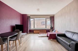 <p><span>immo Talenco verkoopt te Scheepswerfstraat 86 Bus 2 - Baasrode dit instapklaar grotendeels gerenoveerd appartement – geen energetische renovatieverplichting – label C, gelegen nabij het centrum van Baasrode. Het pand is gelegen op wandelafstand van het openbaar vervoer, winkels en scholen. </span></p><p><span> </span></p><p><span>Dit ruim appartement bevindt zich op de eerste verdieping binnen een kleinschalig gebouw bestaande uit</span><span> </span><span>5 entiteiten en biedt een nuttige oppervlakte van maar liefst 94 m². Het pand omvat onder meer 2 slaapkamers, een volledig ingerichte douchekamer, een ingerichte keuken, een bergruimte en parking voor 2 wagens. Ideaal voor starters of als investeringsvastgoed.</span></p><p><span> </span></p><p><span>Virtuele rondleiding:</span></p><p><span>https://360.zibber.eu/share/collection/7DJgW?logo=0&info=0&fs=1&vr=1&sd=1&initload=0&thumbs=1</span></p><p><span><br />Gelijkvloers:</span><span> </span><span>gemeenschappelijke inkom met trappenhal, geen lift aanwezig (dit zorgt voor lage gemeenschappelijke kosten), parkeergelegenheid voor 2 wagens.</span></p><p><span> </span></p><p><span>Eerste verdieping:</span><span> een privatieve inkomhal, een gastentoilet, een lichtrijke leefruimte van</span><span> </span><span>±</span><span> 27,41 m², een ingerichte keukenruimte (voorzien van hedendaagse toestellen), een berging/bureel van ± 4,81 m², een slaapkamer met aanpalend een kinderkamer of dressing van 11,25 m². </span></p><p><span> </span></p><p><span>Algemene kenmerken</span><span> </span></p><p><span>Asbestattest in aanvraag</span></p><p><span>Badkamerinrichting: inloopdouche – wastafel in meubel met kolomkasten – sierradiator type handdoekdroger </span></p><p><span></span><span>Beglazing: dubbele beglazing (hoogrendementsglas a) - alu ramen(niet thermisch onderbroken) – achtergevel PVC raam HR-glas</span></p><p><span>Bouwjaar: 1969</span></p><p><span>CV: individueel aardgas – condenserende ketel HR Top (2011) – radiatoren voorzien van thermostatische kranen – kamerthermostaat </span></p><p><span>Dak: plat dak </span></p><p><span>Elektrische installatie: PV EI conform AREI</span></p><p><span>EPC: 322 kWh/m²/jaar – label D -</span><span> </span><span>geen energetische renovatieverplichting</span><span> </span></p><p><span>Fietsenberging op het gelijkvloers (gemeenschappelijk)</span></p><p><span>Huurprijs: actueel verhuurd aan € 850,00/maand</span></p><p><span>Kadastrale gegevens 42002 DENDERMONDE 5 AFD/Baasrode/Scheepswerfstraat 84/86</span></p><p><span>Sectie: C – perceelnummer 305 L P00003 K.I. basis: € 686,00 </span></p><p><span>Keukeninrichting: volledig uitgerust met traditionele oven –vrijstaande Amerikaanse frigo – vaatwasser - vitro keramische kookplaat <br />Nuttige oppervlakte: ± 94 m² </span></p><p><span>Parkingplaatsen inbegrepen 37 m²</span></p><p><span>R.O.: Woongebied, Gmo, Gdv,Gvkr, Gvv</span></p><p><span>Staat: goed onderhouden appartement – instapklaar</span></p><p><span>Syndicus; Qualitybeheer – </span><span><span>info@qualitybeheer.be</span></span></p><p><span>Verdeelsleutels:</span></p><ul><li><span>In privatieve en uitsluitende eigendom: de inkomhal, de keuken, de slaapkamer , 2 kinderkamers, de badkamer en de wc.</span></li><li><span>in mede-eigendom 1500/10.000 sten in de gemene delen waaronder de grond</span></li></ul><p><span>Warmwaterproductie gekoppeld aan de ruimteverwarming </span></p><p><span>Watertoets: Niet gelegen in overstromingsgevoelig gebied</span></p><p><span> </span></p><p><span>Opmerkingen:</span><span> </span></p><p><span>Instapklaar appartement, individuele tellers water, elektriciteit en gas </span></p><p><span>± 50,00/maand (syndicuskosten ereloon - gemeenschappelijke kosten verbruik elektriciteit en onderhoud van de gemene delen - brandverzekering blokpolis inbegrepen) </span></p><p><span> </span></p><p><span>Beschikbaar:huurcontract te respecteren - info op aanvraag</span></p><p><span>Bezoeken: na afspraak – contactpersoon: Ilona Bewaert – </span><span><span>ilona@immotalenco.com</span></span></p><p><span>Tel. 0496/22.02.66 – </span><span><span>www.immotalenco.com</span></span></p><p><span> </span></p><p><span> </span></p>