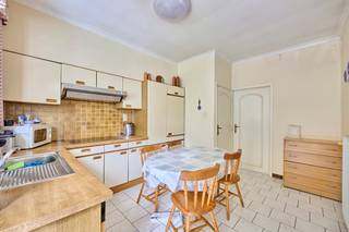 ZEER RUSTIG GELEGEN TE RENOVEREN WONING OP EEN PERCEEL VAN 10A 07CA NABIJ HET CENTRUM VAN MEEUWEN.Deze zeer rustig gelegen te renoveren gezinswoning...