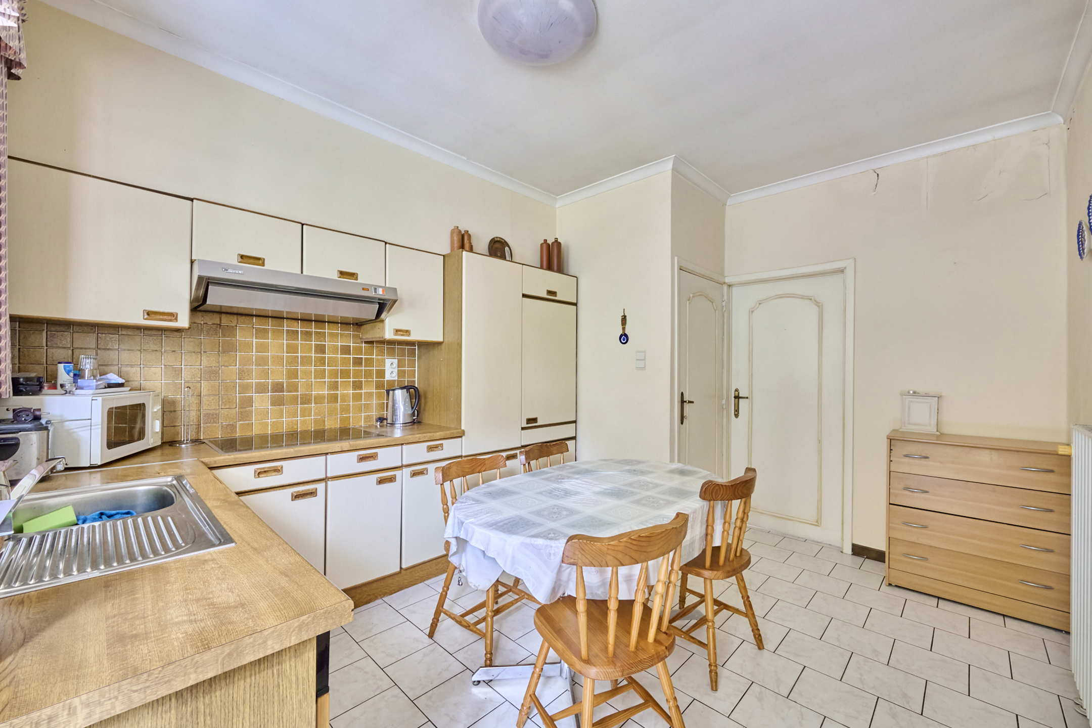 RUSTIG GELEGEN TE RENOVEREN WONING OP 10A 07 CA NABIJ HET CENTRUM - foto 2