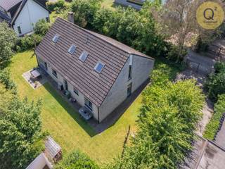 <p><strong>Exclusief wonen in een rustige doodlopende straat met ongekende mogelijkheden</strong></p>
<p>Bent u op zoek naar een uitzonderlijke kangoeroewoning of een stijlvolle villa met een volledig afgescheiden praktijk- of kantoorruimte? Dan zal deze unieke eigendom u ongetwijfeld weten te overtuigen.</p>
<p>Deze ruime villa is gelegen in een uiterst rustige en kindvriendelijke doodlopende straat in Malle, vlak bij het gekende café De Trappisten. Hier geniet u dagelijks van een ideale combinatie van rust, privacy en een uitstekende bereikbaarheid.</p>
<p>Ook op vlak van energie bent u helemaal klaar voor de toekomst. Dankzij het gunstige <strong>energielabel B</strong> is de woning energiezuinig en geldt er geen renovatieverplichting.</p>
<p>De twee afzonderlijke inkomdeuren maken deze eigendom bijzonder veelzijdig. Ze leent zich perfect voor een combinatie van wonen en werken, een vrij beroep of een kangoeroewoning, zoals de woning vandaag reeds succesvol is ingericht. Een bijkomende troef is dat beide wooneenheden gebruikmaken van één centrale teller en één abonnement voor de nutsvoorzieningen, waaronder elektriciteit, televisie en internet. Dit resulteert in een aanzienlijke besparing op de vaste maandelijkse kosten.</p>
<p>De villa bevindt zich op een verzorgd en onderhoudsvriendelijk perceel van 784 m² en beschikt over een uitzonderlijk ruime garage van maar liefst 10 x 3 meter. Dankzij de garagepoort aan de voorzijde en de praktische zijdeur is deze ruimte bijzonder vlot toegankelijk en geschikt voor diverse toepassingen.</p>
<p>Momenteel omvat de woning vier volwaardige slaapkamers, twee badkamers en twee aangename leefruimtes. Dankzij de doordachte en flexibele indeling biedt deze eigendom bovendien tal van mogelijkheden. Ze kan zonder ingrijpende aanpassingen worden omgevormd tot een royale gezinswoning met extra slaapkamers, een hobbyruimte, speelkamer of multifunctionele werkruimte.</p>
<p>Kortom, een uitzonderlijke eigendom op een toplocatie in Malle waar ruimte, comfort, energiezuinigheid en veelzijdigheid naadloos samenkomen. Een unieke opportuniteit voor wie op zoek is naar een woning die vandaag én in de toekomst aan uiteenlopende woonwensen voldoet.</p>
<p><strong><br /><br />Uitzonderlijke indeling met twee volwaardige woongedeeltes</strong></p>
<p></p>
<p>De unieke architectuur van deze villa vertaalt zich in een uiterst doordachte en flexibele indeling, perfect toegankelijk via de twee aparte inkomdeuren. Aan de linkerzijde opent de deur naar een functionele hal met een grote, praktische berging en directe toegang tot een gezellige woonkamer. Slaapcomfort en privacy staan hier centraal, met achter de leefruimte een zeer ruime slaapkamer en een complete badkamer uitgerust met een ligbad, lavabo en toilet.</p>
<p>Via de rechter inkomhal betreedt u het hoofdwoningsgedeelte, waar een zee van licht u verwelkomt in de royale woonkamer met open keuken en toegang tot het terras. Direct aansluitend bevindt zich een handige berging die tevens een vlotte toegang biedt tot de achtertuin. De vaste trap in deze inkomhal leidt naar de eerste verdieping, een volwaardige en riante etage. Hier bevinden zich een indrukwekkende hoofdslaapkamer, een tweede zeer grote slaapkamer en een comfortabele derde slaapkamer, perfect geflankeerd door een aparte, tweede badkamer. Als kers op de taart beschikt dit verdiep over een extra bergruimte van maar liefst bijna 20m² onder het schuine dak, die momenteel is ingericht als dressing. Een verrassend ruimtelijk pand dat moeiteloos aan al uw woonwensen voldoet.</p>
<p><br />EPC label 'B'<br />Wg, Vv, Gvkr, Gmo, Vg</p>
<p></p>