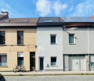 Gezellige en goed gelegen woning in een rustige eenrichtingsstraat in Gent, vlakbij het gegeerde Miljoenenkwartier, De Sterre en het station Gent-Sint-Pieters.<br />De woning beschikt over een aangename leefruimte achteraan met groot schuifraam dat rechtstreeks uitgeeft op het ruime terras.<br />Dankzij de indeling over drie niveaus biedt de woning bovendien voldoende ruimte en privacy.<br /><br />💶 Huurprijs:<strong> €1.150/maand</strong><br />• Individueel verbruik<br />• Geen gemeenschappelijke kosten<br /><br />📐 Indeling:<br />Gelijkvloers: inkomhal met keuken voorzien van kookfornuis en dampkap, leefruimte achteraan met schuifraam naar het ruime terras en praktische berging.<br />1e verdieping: ruime slaapkamer met ingemaakte kasten, apart toilet en ingerichte badkamer met douche, ligbad, lavabo en bijkomende kasten.<br />2e verdieping / dakverdieping: ruime tweede slaapkamer met lavabo.<br /><br />🌟 Extra troeven:<br />Groot terras • 2 ruime slaapkamers • Badkamer met douche én ligbad • Extra lavabo op de dakverdieping • Centrale ligging • Vlakbij Miljoenenkwartier • De Sterre • Station Gent-Sint-Pieters<br /><br />👤 Ideaal voor: alleenstaande, jong koppel of 2 co-housers<br />📄 <strong>Domicilie verplicht –</strong> huurcontract 3/6/9 jaar<br />🚫 Geen studentenhuur<br />📅 <strong>Onmiddellijk beschikbaar</strong><br />📍 Maaltebruggestraat 22, 9000 Gent<br /><br />📸 Interesse? Vraag uw bezoek aan via de advertentie op de website of via www.tvevastgoed.be - 📞 0474 97 00 22<br /><br />👉 Rustig wonen met veel ruimte en een groot terras, op een uitstekende locatie nabij het Miljoenenkwartier, De Sterre en Gent-Sint-Pieters.