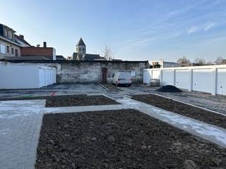 Indeling: er is een inkomhal die toegang geeft tot twee slaapkamers, badkamer, toilet en keuken. Via de open keuken heb je overigens toegang tot een aparte berging, de lichtrijke leefruimte, ruim terras en tuin. De badkamer bestaat uit een inloopdouche en een dubbele lavabo.<br /><br />De bewoonbare oppervlakte bedraagt 107,00 m². De oppervlakte van het terras bedraagt 29 m².<br /><br />Op de zijkant van het gebouw bevinden zich de bergingen van elk 4m². Achteraan zijn de garageboxen met een oppervlakte van 18m². <br /><br />De prijs van de berging bedraagt 6.300,- euro. <br /><br />E-peil 30 (50% vrijstelling op onroerende voorheffing voor 5 jaar).<br /><br />Overal vloerverwarming met apart regelbare circuits per ruimte.<br /><br />Alle bedragen zijn exclusief garages, bergingen en alle kosten. Garage en berging verplicht bij te kopen. <br /><br />AANKOOP AAN 6% BTW OP CONSTRUCTIE MOGELIJK: zowel voor eigen bewoning als bij engagement tot lange verhuur (minstens 15 jaar)