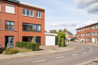 Deze verzorgde bel-etagewoning combineert een authentieke uitstraling met vernieuwd wooncomfort en heel wat mogelijkheden voor thuiswerken en opslag.De ruime, authentieke inkomhal met gastentoilet geeft toegang tot een polyvalente ruimte van 28 m². Deze is ideaal als thuiskantoor, speelkamer of vierde slaapkamer en biedt toegang tot het terras en de mooie tuin, waar je geniet van de avondzon. Aansluitend een berging-wasplaats.Op de eerste verdieping bevindt zich de ruime, lichtrijke leefruimte met parketvloer en haard. De open, volledig nieuw ingerichte keuken sluit hier mooi op aan.De tweede verdieping telt twee ruime slaapkamers, waarvan één met ingemaakte kast, en een derde, kleinere kamer. Ook de badkamer werd volledig vernieuwd en beschikt over een dubbele lavabo, douche en toilet.Een bijzondere troef is de ruime garage van 60 m², die volop plaats biedt voor voertuigen, fietsen of opslag en extra mogelijkheden creëert voor zelfstandigen.Kortom, een instapklare woning op een mooi perceel, met een veelzijdige indeling en verrassend veel ruimte.