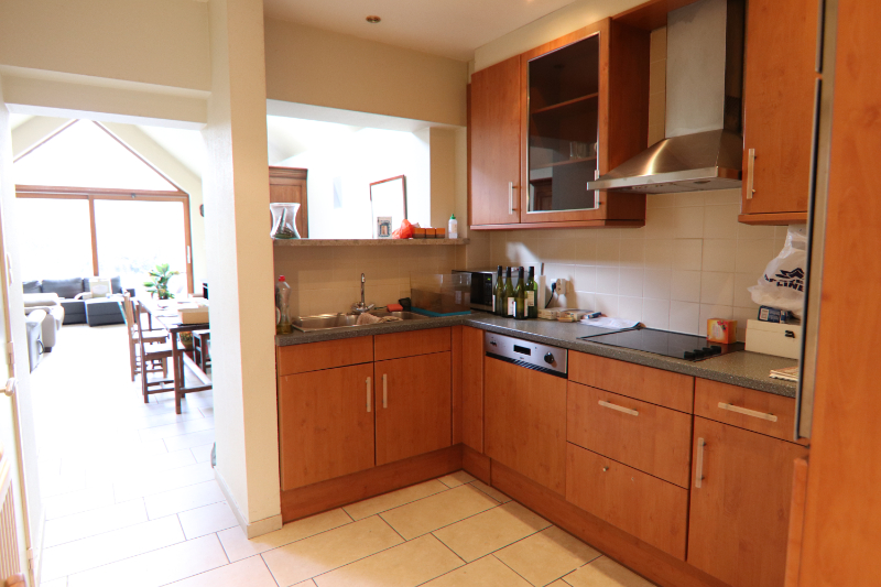 Vernieuwde 4-slaapkamerwoning met ruim TERRAS te huur in Brugge - foto 4