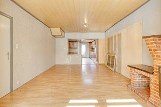 Layout:- entrance hall- living and dining area- kitchen - bathroom - urban garden Intermediate floor:- bedroom 1 First floor:- bedroom 2-...