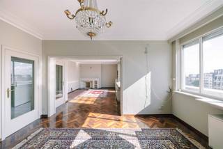 <p><span>GENT - </span><span>Ruim drie-slaapkamerappartement met groot terras te koop aan het Gentse Zuidpark</span></p><p><span> </span></p><p><span>Gelegen aan de Hubert Frère-Orbanlaan 391 vindt u op de zevende verdieping dit ruime appartement van 158 m² in een verzorgd gebouw.</span></p><p><span>Gunstig gelegen nabij belangrijke invalswegen en openbaar vervoer met vlotte verbindingen naar het centrum van Gent.</span></p><p><span> </span></p><p><span>Troeven</span></p><ul><li><span>Volwaardige kamers</span></li><li><span>Zuidwest georiënteerd terras met prachtig uitzicht</span></li><li><span>Staanplaats in de ondergrondse garage</span></li><li><span>Gelegen op de zevende verdieping</span></li><li><span>Ruime, lichtrijke leefruimte met authentieke visgraat parket</span></li><li><span>Lift aanwezig in het gebouw</span></li><li><span>Private kelderberging inbegrepen</span></li><li><span>Vlotte verbinding naar het centrum, winkels en openbaar vervoer</span></li></ul><p><span> </span></p><p><span>Indeling:</span></p><p><span>Het appartement verwelkomt u via de inkomhal met gastentoilet, waarna u aansluitend de lichtrijke leefruimte betreedt met toegang tot een groot terras aan de voorzijde. De uitgeruste keuken biedt toegang tot een extra terras. </span></p><p><span>Verder zijn er drie slaapkamers, waarbij de eerste beschikt over een eigen badkamer en de tweede over een aparte douchekamer. Tot slot beschikt het appartement over een private kelderberging en een ondergrondse staanplaats, wat zorgt voor extra comfort en opbergruimte.</span></p><p><span> </span></p><p><span>Belangrijk: </span></p><p><span>Richtprijs: €499.000 + ondergrondse staanplaats €25.000</span></p><p><span> </span></p><p><span>Neem contact op met Axel Lenaerts Makelaars voor een bezoek: <span>hannelore@axellenaerts.be</span></span><span> of 09/245 24 24</span></p><p><span> </span></p><p><span> </span></p>