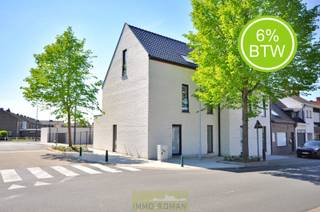 Deze moderne nieuwbouwwoning is rustig gelegen in <strong>Otegem</strong>, een deelgemeente van Zwevegem, en geniet van een uitstekende bereikbaarheid. U bevindt zich op korte afstand van Avelgem en Anzegem, met een vlotte verbinding naar Kortrijk en Waregem. Bovendien is de E17 snel bereikbaar, wat deze woning ideaal maakt voor pendelaars.<br /><br />De <strong>indeling</strong> van de woning gaat als volgt: via de inkomhal met gastentoilet en praktische berging betreedt u de woning. Aansluitend komt u in de lichtrijke leefruimte, waar u geniet van een aangename connectie met de tuin. De open indeling zorgt voor een ruimtelijk gevoel en omvat een gezellige zithoek, eetplaats en een volledig uitgeruste keuken.<br /><br />Op de eerste verdieping bevinden zich <strong>drie slaapkamers</strong> en een moderne badkamer, uitgerust met een toilet, ligbad, douche en wastafel. Via een vaste trap bereikt u de zolderverdieping, die tal van mogelijkheden biedt, zoals een extra slaapkamer, bureau of hobbyruimte.Daarnaast beschikt de woning over een ruime <strong>garage</strong> van maar liefst <strong>40 m²</strong>.<br /><br />Op vlak van comfort en energiezuinigheid is deze woning volledig mee met haar tijd. De verwarming gebeurt via een warmtepomp in combinatie met vloerverwarming, wat zorgt voor een aangenaam binnenklimaat. Bovendien zijn er zonnepanelen voorzien.<br /><br />Meer info? Contacteer Els 0478 61 64 34 of els@immoroman.be