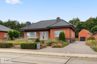 Zoek je een veelzijdige woning op een ruim perceel met unieke mogelijkheden?<br />Aan de Testeltsesteenweg 214 in Langdorp vind je deze vrijstaande bungalow met een grote, diepe tuin.<br /><br />De hoofdwoning werd gebouwd in 1970 en biedt een zeer praktische indeling waarbij alle woonvertrekken zich comfortabel op het gelijkvloers bevinden. De badkamer en het dak werden in 2020 reeds vernieuwd en de ramen zijn voorzien van elektrische rolluiken. De woning is stevig gebouwd en uitstekend onderhouden, waardoor je een solide basis hebt om het interieur stapsgewijs naar je eigen smaak te moderniseren.<br />Op dit ogenblik wordt er verwarmd met stookolie. <br />Deze woning heeft een EPC F en is dus op energetisch vlak te optimaliseren.<br /><br />Mooi meegenomen is de aanwezigheid van een groot bijgebouw in de tuin. <br /><br /><br /><u><strong>INDELING</strong></u><br /><strong>Gelijkvloers:</strong> <u>Hoofdwoning:</u> inkomhal, toilet, woonkamer, leefkeuken, veranda, badkamer, 3 slaapkamers.<br /><strong>Bijgebouw:</strong> <u>(zorgwoning)</u>: inkomhal, woonkamer, keuken, berging, 1 slaapkamer, badkamer.<br /><strong>Zolder: </strong>Zolderruimte boven het bijgebouw en de woning<br /><strong>Tuin:</strong> Rondomliggende tuin, terras, verharde oprit, vrijstaande garage/berging.<br /><strong>Kelder:</strong> Inpandige garage, cv-ruimte, verschillende bergkelders en traphal.<br /><br />Ervaar zelf de vele voordelen van deze woning tijdens een persoonlijke rondleiding.<br />Maak vandaag nog je afspraak.<br />Mail naar info@immopersyn.be of bel 013 444 008.<br />