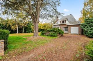 <p><span>Met een perceel van circa 43 meter breed en 101 meter diep biedt deze villa bijna eindeloze mogelijkheden: verbouwen, uitbreiden, aanbouwen, herbouwen of zelfs opsplitsen in twee percelen. De woning ligt meer dan 20 meter terug van de Bredestraat, wat zorgt voor ruime parkeermogelijkheden in de voortuin, waar een prachtige Libanonceder het geheel siert. De villa met mansardedak in natuurleien beschikt over een degelijke dakstructuur. Onder het dak bevinden zich, naast twee ruime kamers, nog mogelijkheden voor het creëren van een zeer grote derde kamer of bureau. Het interieur wordt gekenmerkt door authentieke elementen zoals glas-in-lood in binnendeuren, bogen, hoge plafonds en een stijlvolle houten trap. De living heeft vooraan een mooie erker. De aparte eetkeuken geeft toegang tot een ruime kelder en sluit onrechtstreeks aan op de diepe, brede inpandige garage. Qua isolatie leent deze villa zich onder meer voor na-isolatie van de spouw, gespoten PUR-isolatie op het kelder- of kruipkelderplafond en het vervangen van de stookolieketel door een gasketel.</span></p>