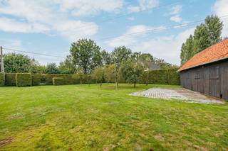 Droomt u van een eigen woning op een locatie waar ruimte en rust centraal staan? Deze bouwgrond van 1.021m² biedt mooie mogelijkheden voor het realiseren van een open bebouwing, volledig volgens de geldende verkavelingsvoorschriften.<br /><br />Het perceel maakt deel uit van een goedgekeurde verkaveling gelegen in woongebied met landelijk karakter. De bijhorende voorschriften zijn beschikbaar en geven een duidelijk beeld van de mogelijkheden voor uw toekomstige woning.<br /><br />Bouwvoorschriften:<br /><br />De voorgevelbouwlijn ligt op 12 meter uit de wegas en de maximale bouwdiepte bedraagt 15 meter. De afstand tot de linker zijgrens van het perceel moet minimum 3 meter bedragen, net als de afstand tot de rechter zijgrens van het perceel. <br /><br />De maximale toegestane bebouwde oppervlakte bedraagt 250m². Uitbouwen zijn enkel toegelaten binnen de strook voor hoofdgebouwen zoals aangeduid op het verkavelingsplan. Het vergunde bijgebouw mag behouden blijven, mits in de voorschriften wordt opgenomen dat het ontwerp van de nieuwe woning zal worden afgestemd op dit aanwezige volume. De bestaande consturctie zal worden bestemd als bijgebouw van de nog op te trekken woning. <br /><br />De rustige ligging vormt een mooie troef voor wie op zoek is naar een plek om thuis te komen, met ruimte om te genieten en een vlotte bereikbaarheid.<br /><br /><span>Er is geen bouwverplichting verbonden aan dit perceel. Dit betekent dat u volledig vrij bent om te kiezen met welke bouwpartners u samenwerkt en wanneer u start met bouwen.</span><br /><br />Voor meer informatie of een bezoek ter plaatse kan u vrijblijvend contact opnemen met Kato via kato@reds.be of telefonisch op +32 3 227 58 58.