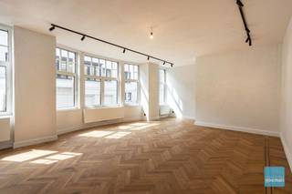 TE KOOP in hartje van AALST - volledig gerenoveerd herenhuis met praktijkruimte/vrij beroep en 3 autostaanplaatsen (1 garage, 1 carport en 1 parkeerplaats)<br />De statige gevel charmeert meteen: de authenticiteit van dit pand, in combinatie met de energiezuinigheid en grote bewoonbare oppervlakte zijn meteen de grootste troeven.<br />Deze buitengewone eigendom biedt twee ingangen. De eerste geeft toegang tot de privéwoonst die je zowel met de trap als lift kan betreden. <br />De andere is de toegangsruimte tot het kantoor/praktijkruimte die bestaat uit één grote ruimte, een vergaderzaal, kitchenette, een badkamer en apart toilet. <br />Verder heb je op het gelijkvloers nog berguimte, één autostaanplaats, één carport en één garage.<br />Bij de renovatie van het woongedeelte werden heel wat authentieke elementen bewaard waaronder de parketvloer, de dubbele deur, de schouw, de trap...<br />De woonkamer heeft dan ook enorm veel cachet. Voor de keuken is er een ruim budget voorzien om deze nog zelf te kiezen naar eigen smaak. Toegang naar het grote dakterras vanuit de keuken.<br />Op de tweede verdieping bevinden zich 4 slaapkamers waarvan de masterbedroom een ensuite badkamer (ligbad) heeft. En daarnaast is er nog eens een badkamer met inloopdouche en toilet.<br />Op de derde verdieping vind je nog een 5e slaapkamer en een zeer grote ruimte die nog kan ingericht worden.<br /><br />Het gebouw is ook nog eens volledig onderkelderd. <br />Kortom, een prachtige parel te midden van de stad. Meer info? 052 52 80 30 - info@goemanvastgoed.be