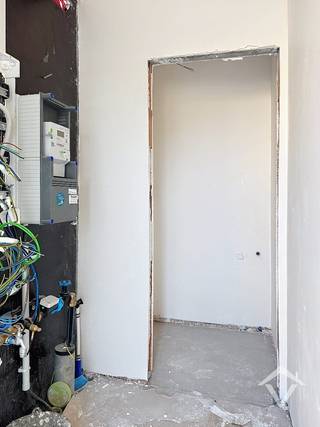 Deze nieuwbouwwoning bestaat uit: inkomhal - toilet - living - keuken - berging - wasplaats - terras - tuin - tuinhuis - carport - 2 autostaanplaatsen - nachthal - 3 slaapkamers - badkamer - toilet op de bovenverdieping. <br /><br />EPC: woning in aanbouw. Vrij 1/12/2026. Huurprijs 950 €/mnd.