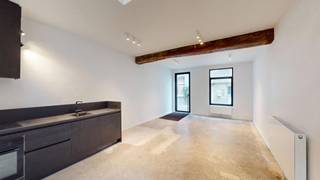 <p>Instapklare, volledig gerenoveerde stadswoning op toplocatie in hartje Antwerpen</p>
<p>Op zoek naar een stijlvolle woning op een uitzonderlijke locatie? Deze volledig gerenoveerde stadswoning (2025) combineert hedendaags wooncomfort met een centrale ligging in het bruisende hart van Antwerpen. Op wandelafstand van de universiteit, winkels, scholen, horecazaken en openbaar vervoer geniet u hier van het beste wat de stad te bieden heeft.</p>
<p>Bij het betreden van de woning komt u terecht in een ruime en lichtrijke leefruimte van ca. 37 m², afgewerkt met een moderne polybetonvloer. De open, volledig ingerichte keuken is voorzien van alle comfort, waaronder een oven, dampkap, vaatwasser, koelkast, diepvriezer en voldoende kastruimte. Aansluitend bevindt zich een gezellig terras van ca. 4,5 m², ideaal om van een rustig moment in de buitenlucht te genieten.</p>
<p>Op de eerste verdieping bevindt zich een zeer ruime slaapkamer van ca. 23 m², een afzonderlijk gastentoilet met handenwasser en een praktische berging met aansluiting voor wasmachine.</p>
<p>De tweede verdieping omvat twee comfortabele slaapkamers van respectievelijk ca. 13 m² en 12 m², evenals een moderne badkamer uitgerust met een douche, wastafelmeubel, hangtoilet en handdoekradiator.</p>
<p>Dankzij de kwalitatieve renovatie, de praktische indeling en de uitstekende ligging is deze woning ideaal voor gezinnen, studentenhuisvesting, co-housing of als investering.</p>
<p>Troeven:</p>
<p>Volledig gerenoveerd in 2025</p>
<p>Centrale ligging in hartje Antwerpen</p>
<p>Op wandelafstand van universiteit, winkels en openbaar vervoer</p>
<p>3 volwaardige slaapkamers</p>
<p>Moderne keuken en badkamer</p>
<p>Gezellig terras</p>
<p>Instapklaar en energiezuinig wooncomfort</p>
<p><br />Een unieke kans voor wie comfortabel wil wonen of investeren op een van de meest gegeerde locaties van Antwerpen.</p>