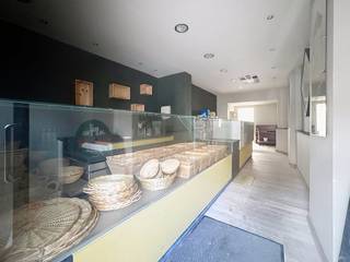 On Avenue de la Couronne 243, a commercial House of ± 240 m² to be renovated. The house offers a commercial ground floor with a sandwich shop...